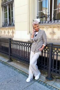 Małgorzata Osuch w szarej stylizacji