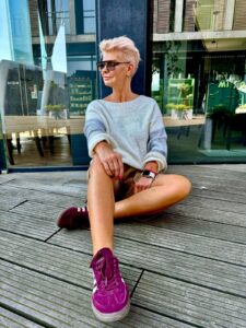 Małgorzata Osuch w sneakersach
