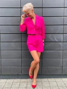 Małgorzata Osuch w różowej stylizacji