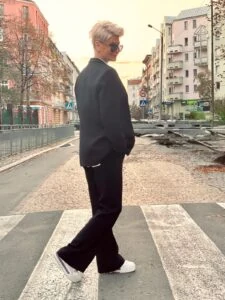 Małgorzata Osuch w czarnej stylizacji ulicznej