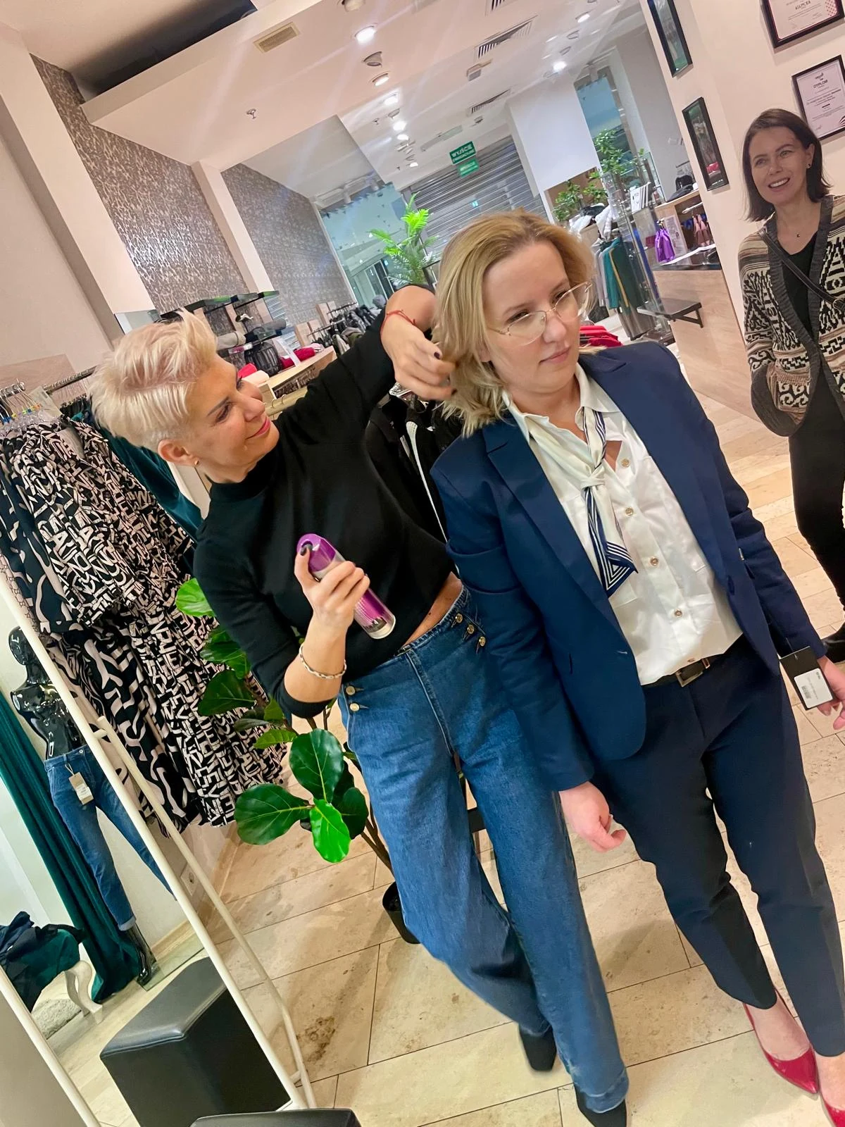 Małgorzata Osuch podczas pracy z klientką