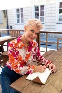 Małgorzata Osuch przy notatniku